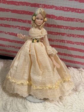 Elizebth Staryk Vintage Classic Cream Lace Doll in Vintage-Style Party Gown